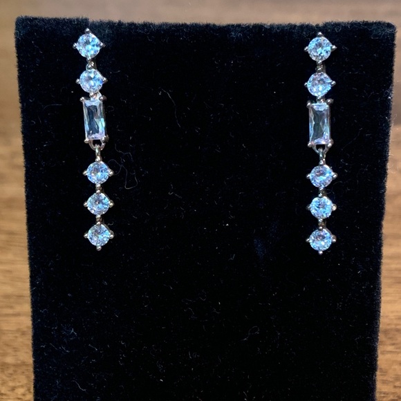 Jewelry - Dazzling Earrings NWOT